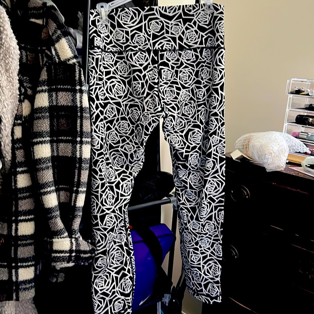 Lululemon size 10 capri legging with a black and white geometric pattern